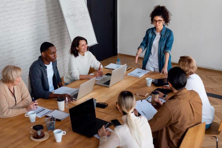 Reunião produtiva entre equipes empresariais