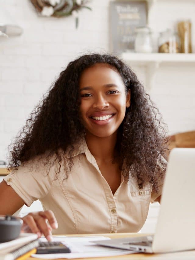 mulher negra sorrindo