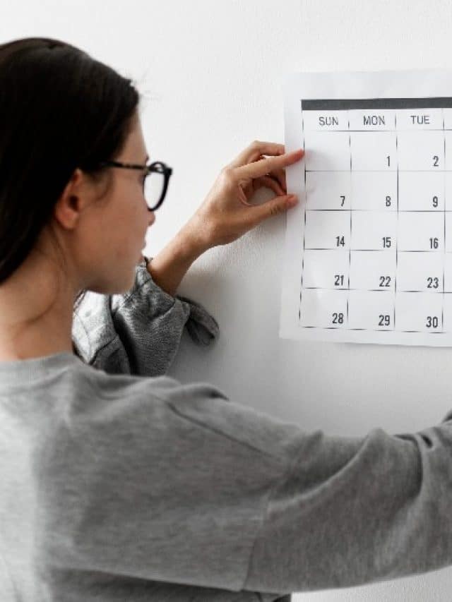 mulher checando o calendário