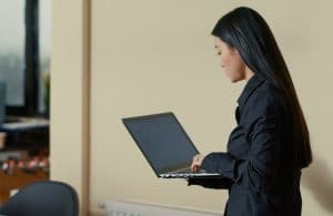 mulher trabalhando em um notebook