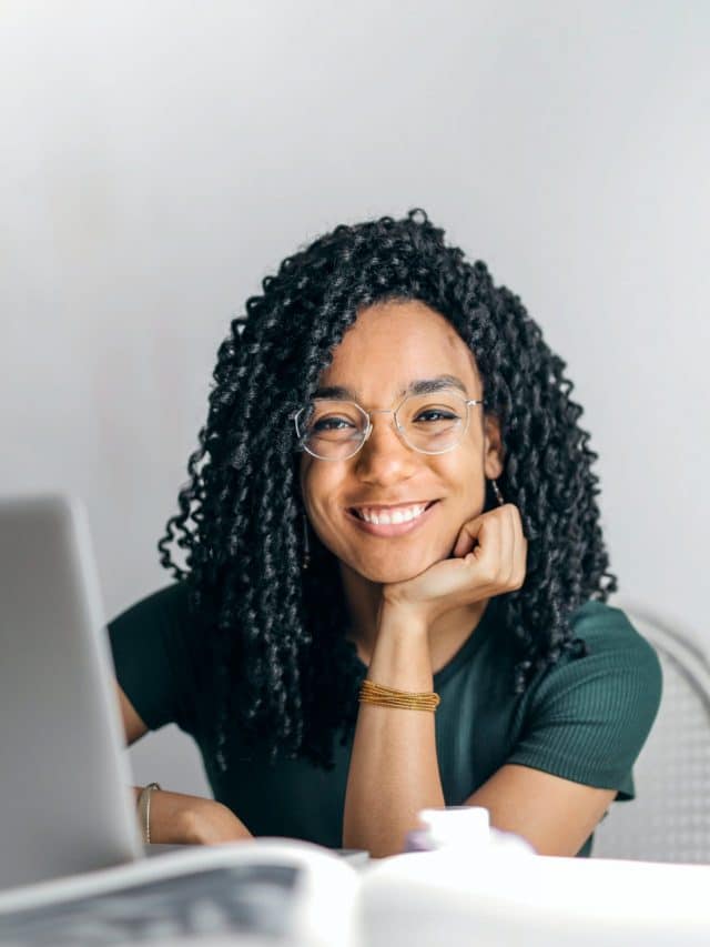 mulher negra sorrindo