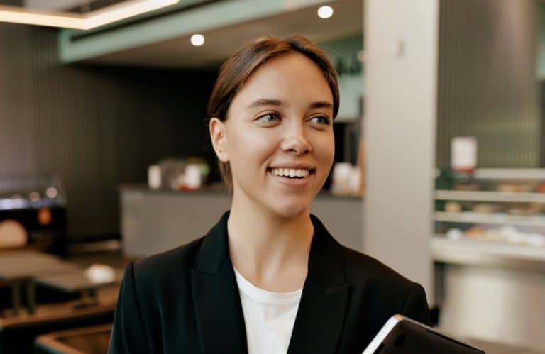 Mulher sorrindo em ambiente corporativo