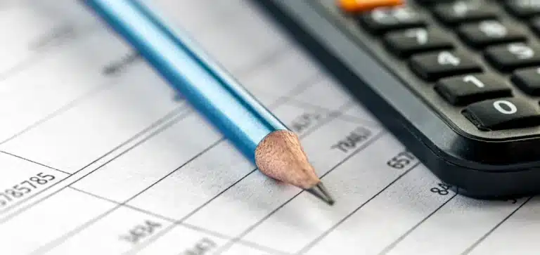 Lápis e calculadora sobre papel de documento