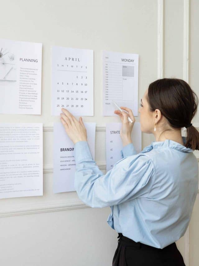 mulher olhando um calendário