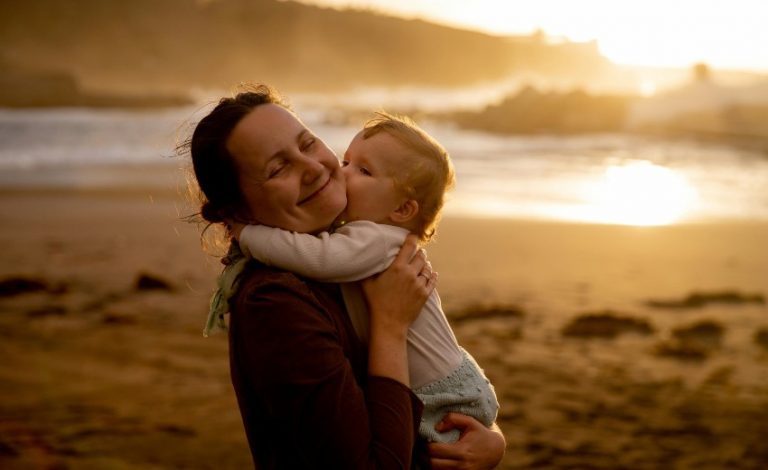 mãe com bebê no colo