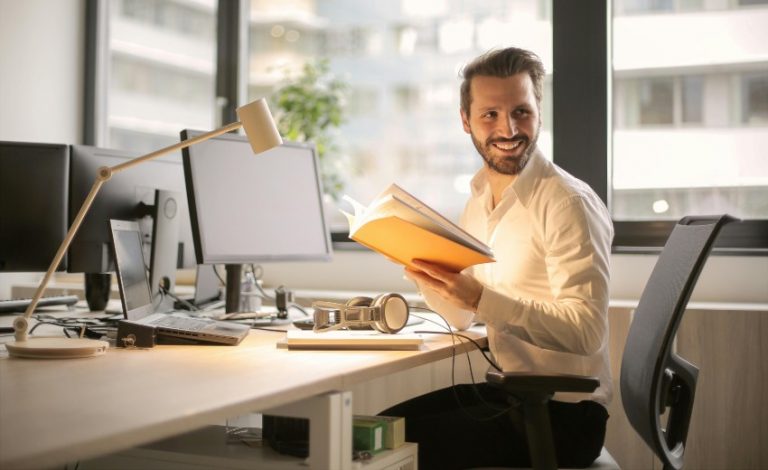 homem branco sorrindo no escritório