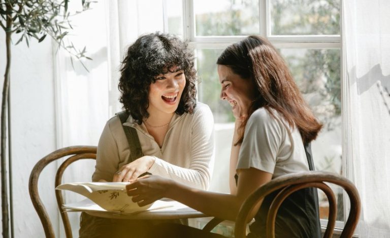 líder e liderada conversando no trabalho