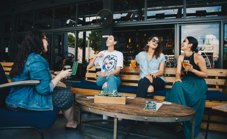 4 funcionárias no happy hour da empresa