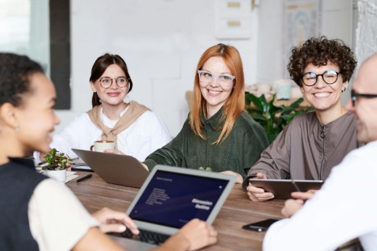 pessoas reunidas em uma mesa trabalhando