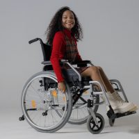 mulher negra em cadeira de rodas representando a acessibilidade nas empresas