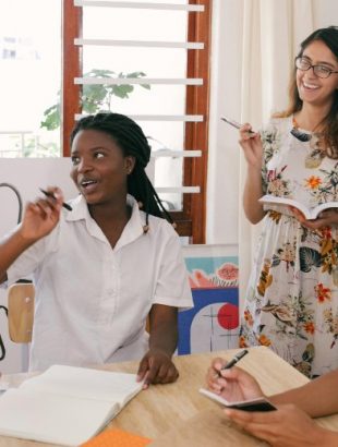 quatro funcionárias felizes no escritório