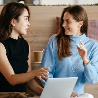 duas mulheres em uma reunião one-on-one